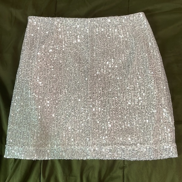 Criss Cross Tie Back Sequin Tee & Skirt with Slit Set - Picture 9 of 11